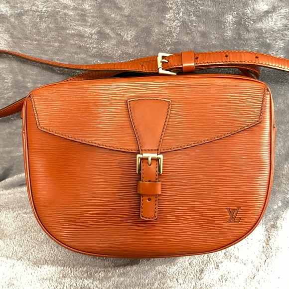 LOUIS VITTON EPI Jeune Fille Epi  Crossbody in Kenyan Fawn color - Picture 3 of 16